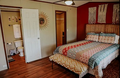 Cozy Lodge Suite for Two on a Private Retreat for a Romatic Getaway near Kingston, Oklahoma - Kingston, Oklahoma - glamping.directory