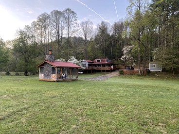 Cozy Cabin in the Blue Ridge Mountains, Perfect for a Weekend Escape from Atlanta - glamping.directory