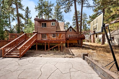 Splendid Cabin with Basket Court, Game Space and Deck in California - glamping.directory