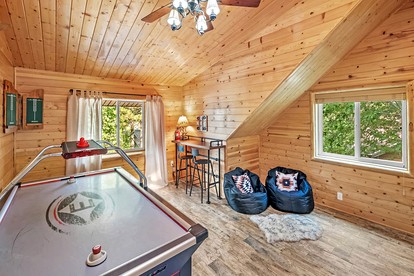 Splendid Cabin with Basket Court, Game Space and Deck in California - Big Bear Lake, California - glamping.directory