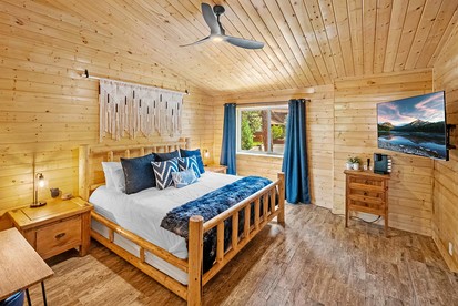Splendid Cabin with Basket Court, Game Space and Deck in California - Big Bear Lake, California - glamping.directory