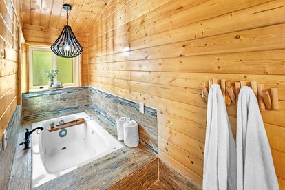 Splendid Cabin with Basket Court, Game Space and Deck in California - Big Bear Lake, California - glamping.directory