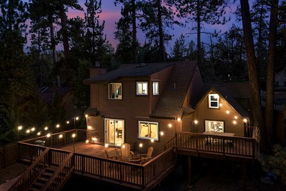 Splendid Cabin with Basket Court, Game Space and Deck in California - Big Bear Lake, California - glamping.directory
