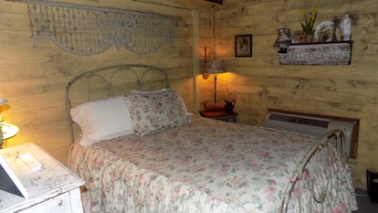 Bed and Breakfast Guest Cottage for Two near Bellville, Texas - Bellville, Texas - glamping.directory