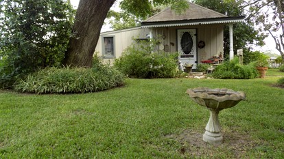 Bed and Breakfast Guest Cottage for Two near Bellville, Texas - Bellville, Texas - glamping.directory