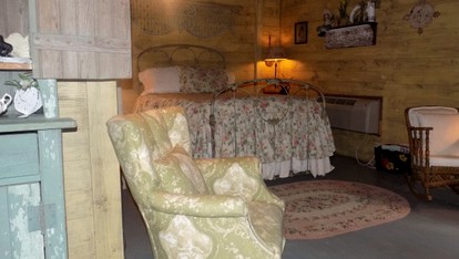 Bed and Breakfast Guest Cottage for Two near Bellville, Texas - Bellville, Texas - glamping.directory