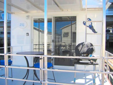 Blue Pearl Houseboat in Boston Harbor Wifi, A/C, - Boston, Massachusetts - glamping.directory
