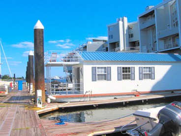 Blue Pearl Houseboat in Boston Harbor Wifi, A/C, - glamping.directory