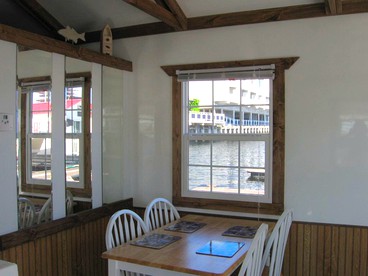 Blue Pearl Houseboat in Boston Harbor Wifi, A/C, - Boston, Massachusetts - glamping.directory