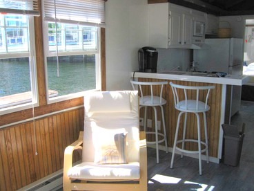 Blue Pearl Houseboat in Boston Harbor Wifi, A/C, - Boston, Massachusetts - glamping.directory