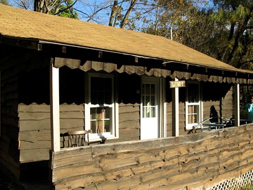 Cozy Getaway Cabin for Two near Esopus River in Shandaken, New York - Shandaken, New York - glamping.directory