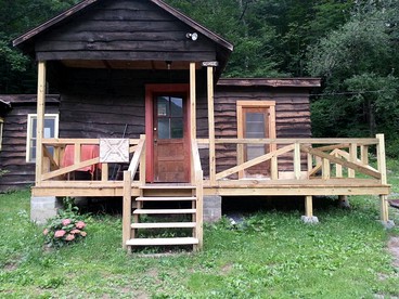 Cozy Getaway Cabin for Two near Esopus River in Shandaken, New York - Shandaken, New York - glamping.directory