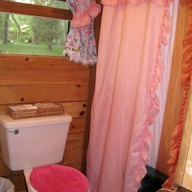 Charming Woodland Cabin with Cozy Porch & Green Space in Cripple Creek, Colorado - Cripple Creek, Colorado - glamping.directory