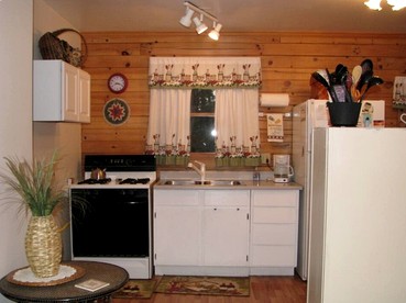 Charming Woodland Cabin with Cozy Porch & Green Space in Cripple Creek, Colorado - Cripple Creek, Colorado - glamping.directory