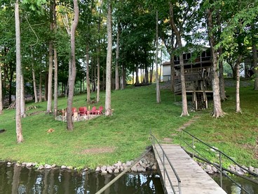 Waterfront Cabin with Private Dock, Jacuzzi and Deck in Kentucky - glamping.directory