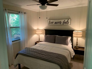 Waterfront Cabin with Private Dock, Jacuzzi and Deck in Kentucky - Cadiz, Kentucky - glamping.directory