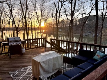 Waterfront Cabin with Private Dock, Jacuzzi and Deck in Kentucky - Cadiz, Kentucky - glamping.directory
