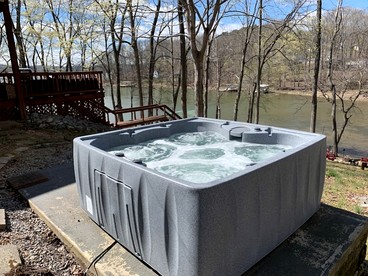 Waterfront Cabin with Private Dock, Jacuzzi and Deck in Kentucky - Cadiz, Kentucky - glamping.directory