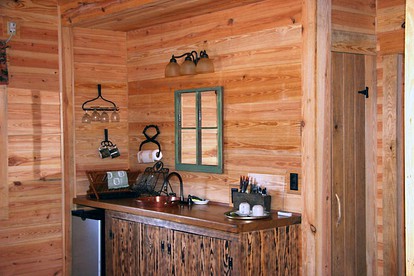 Rustic Cabin Getaway with Stunning Front Porch near Beaumont, Texas - Kountze, Texas - glamping.directory