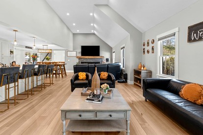 Stylish Retreat with Game Room, Home Theater & Outdoor Patio in Barnstable, Massachusetts - Barnstable, Massachusetts - glamping.directory