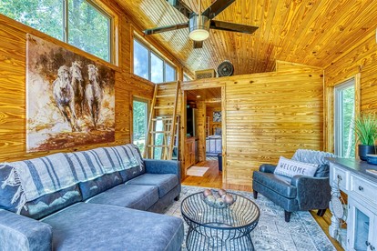 Gorgeous Tiny House with Indoor and Outdoor Lounging Space in Alabama - Rogersville, Alabama - glamping.directory