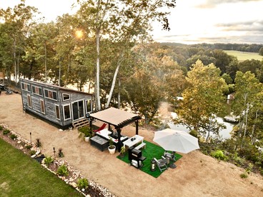 Gorgeous Tiny House with Indoor and Outdoor Lounging Space in Alabama - Rogersville, Alabama - glamping.directory