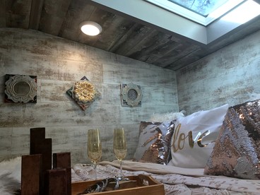 Beautiful Tiny House with Wrap-Around Deck and Skylight for a Romantic Escape in Irwin, Idaho - Irwin, Idaho - glamping.directory