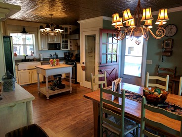 Charming Two-Story Ranch with an Outdoor Lounge in Williams, Arizona - Williams, Arizona - glamping.directory