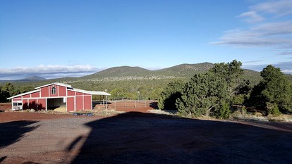 Charming Two-Story Ranch with an Outdoor Lounge in Williams, Arizona - Williams, Arizona - glamping.directory