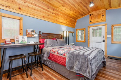Pet-Friendly Cabin in Hocking Hills with Private Hot-Tub Perfect for a Romantic Weekend - Logan, Ohio - glamping.directory