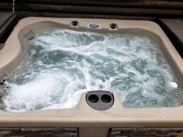 Pet-Friendly Cabin in Hocking Hills with Private Hot-Tub Perfect for a Romantic Weekend - Logan, Ohio - glamping.directory