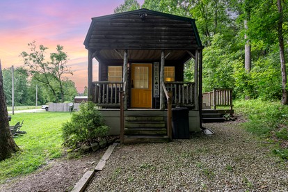 Pet-Friendly Cabin in Hocking Hills with Private Hot-Tub Perfect for a Romantic Weekend - glamping.directory