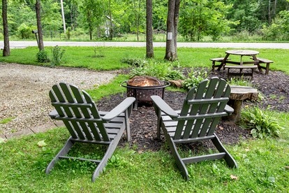 Pet-Friendly Cabin in Hocking Hills with Private Hot-Tub Perfect for a Romantic Weekend - Logan, Ohio - glamping.directory