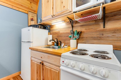 Pet-Friendly Cabin in Hocking Hills with Private Hot-Tub Perfect for a Romantic Weekend - Logan, Ohio - glamping.directory