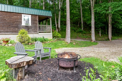 Pet-Friendly Cabin in Hocking Hills with Private Hot-Tub Perfect for a Romantic Weekend - Logan, Ohio - glamping.directory