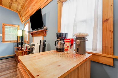 Pet-Friendly Cabin in Hocking Hills with Private Hot-Tub Perfect for a Romantic Weekend - Logan, Ohio - glamping.directory