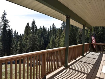 Off-The-Grid Cottage Rental with 360-Degree Mountain Views near Cascade, Idaho - Cascade, Idaho - glamping.directory
