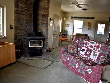Off-The-Grid Cottage Rental with 360-Degree Mountain Views near Cascade, Idaho - Cascade, Idaho - glamping.directory