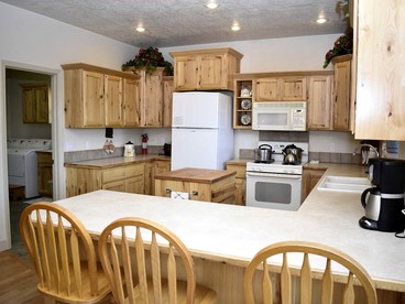 Off-The-Grid Cottage Rental with 360-Degree Mountain Views near Cascade, Idaho - Cascade, Idaho - glamping.directory