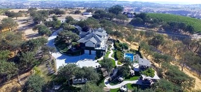 Exceptional 16-Person Vacation Villa Rental for Groups near Paso Robles, California - glamping.directory