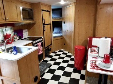 Cute 1950's Inspired Retro Large Camper, Idleyld Park, OR - Idleyld Park, Oregon - glamping.directory