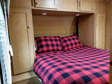Cute 1950's Inspired Retro Large Camper, Idleyld Park, OR - Idleyld Park, Oregon - glamping.directory