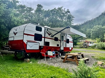 Cute 1950's Inspired Retro Large Camper, Idleyld Park, OR - glamping.directory