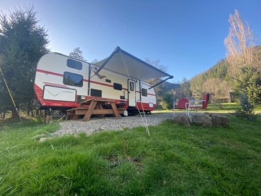 Cute 1950's Inspired Retro Large Camper, Idleyld Park, OR - Idleyld Park, Oregon - glamping.directory