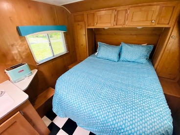 Cute 1950's Inspired Retro Large Camper, Idleyld Park, OR - Idleyld Park, Oregon - glamping.directory