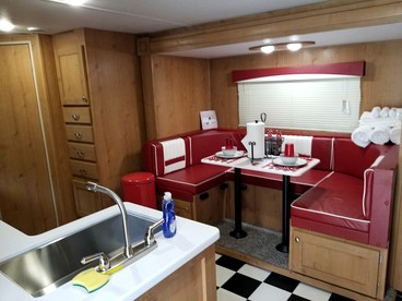 Cute 1950's Inspired Retro Large Camper, Idleyld Park, OR - Idleyld Park, Oregon - glamping.directory