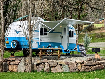 Cute 1950's Inspired Retro Large Camper, Idleyld Park, OR - Idleyld Park, Oregon - glamping.directory