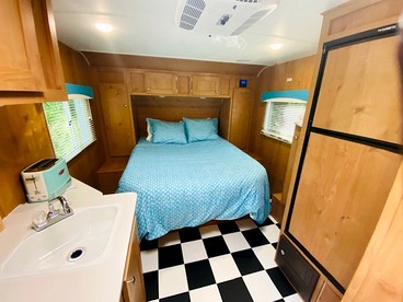 Cute 1950's Inspired Retro Large Camper, Idleyld Park, OR - Idleyld Park, Oregon - glamping.directory