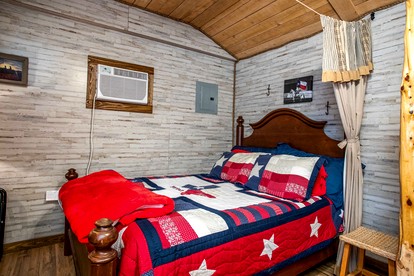 Relaxing Waterfront Cabin Getaway for Families and Couples in Medina, Texas - Medina, Texas - glamping.directory