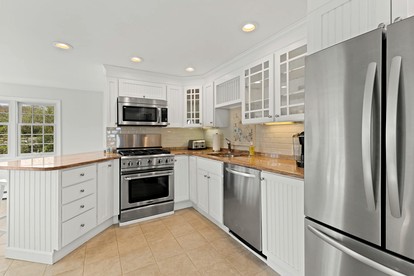 Breathtaking Cape Cod Beachhouse with Private Beach Access Near Sandwich, Massachusetts - Sandwich, Massachusetts - glamping.directory